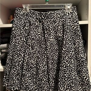 Banana Republic Size 6 skirt - white and black leopard print